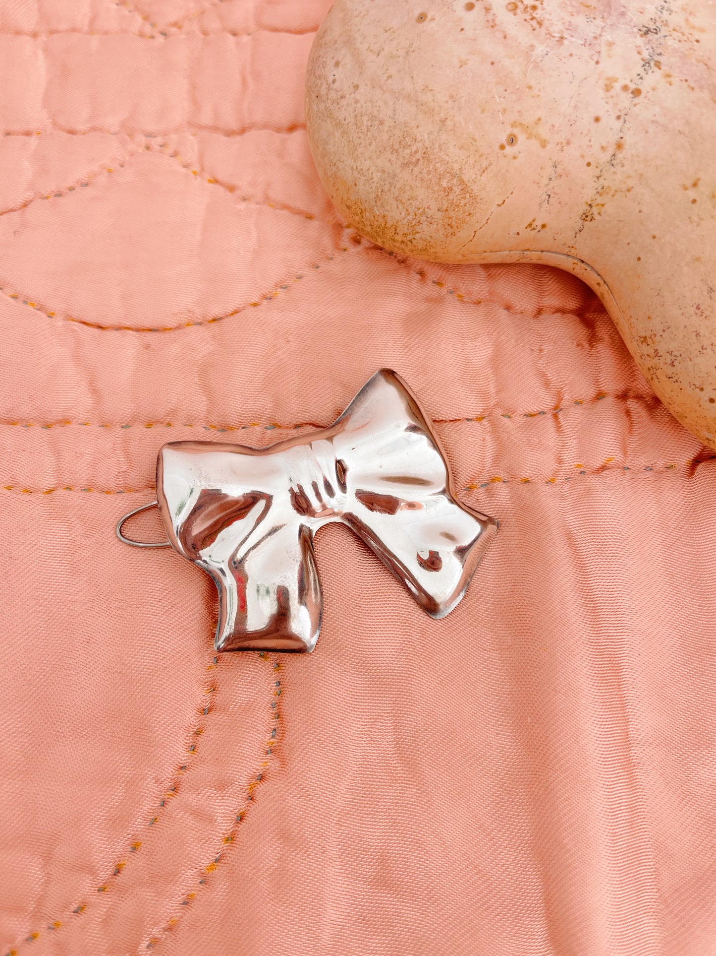 1990s Vintage Ribbon Silver Hair Clip