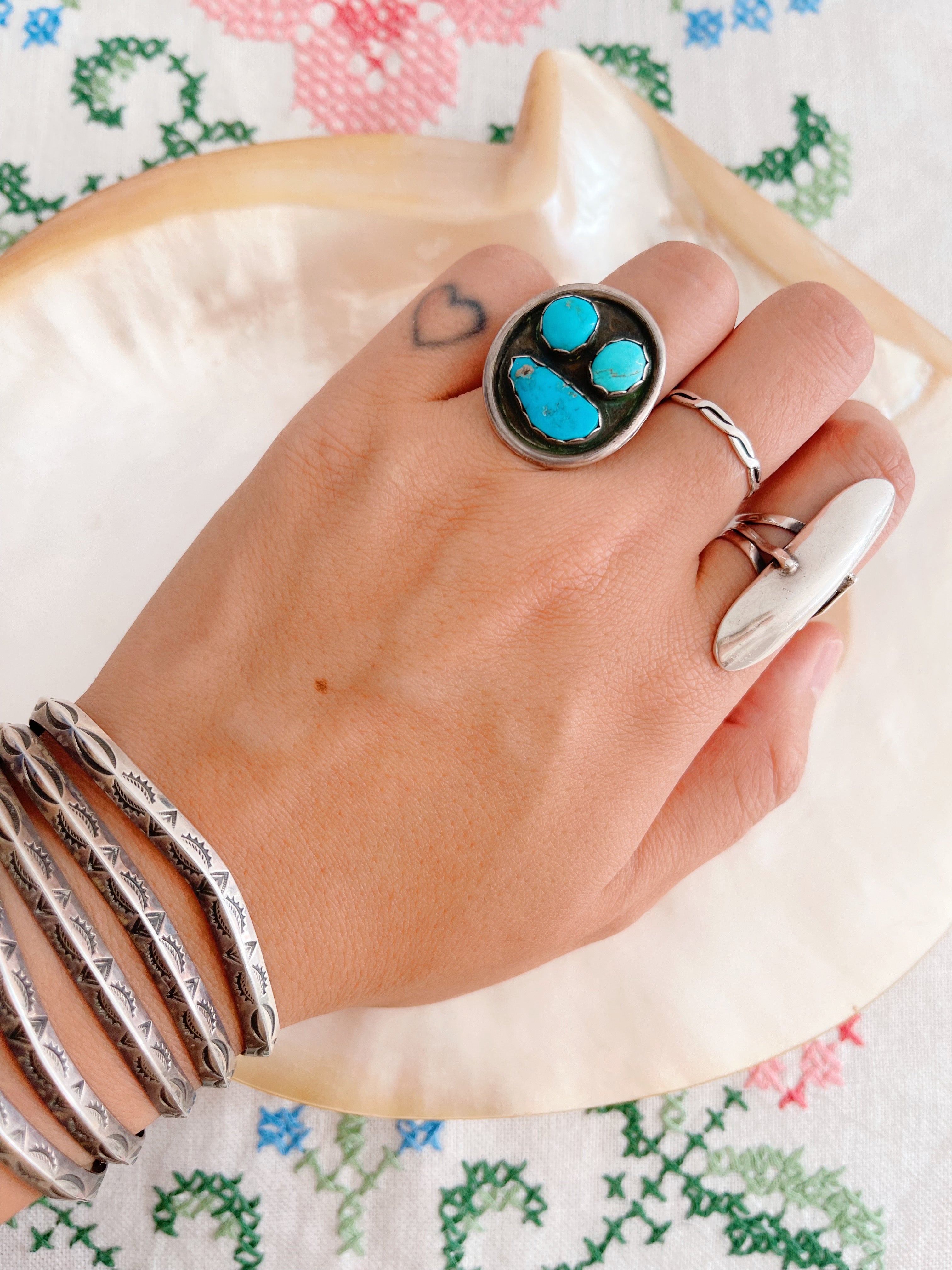 Fred Peters Navajo Native American リング Navajo Fred Peters Smail Face Ring. – Tiny Vacances